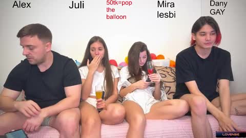Snapshot of ihavepaws33 chatting on December 20, 2024, 3:21 pm Julia and Mira online show from December 20, 2024, 3:21 pm