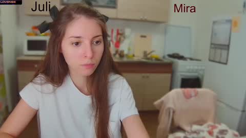 Snapshot of ihavepaws33 chatting on January 7, 2025, 7:59 pm Julia and Mira online show from January 7, 2025, 7:59 pm