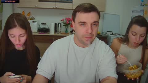 Snapshot of ihavepaws33 chatting on February 2, 2025, 2:45 pm Julia and Mira online show from February 2, 2025, 2:45 pm