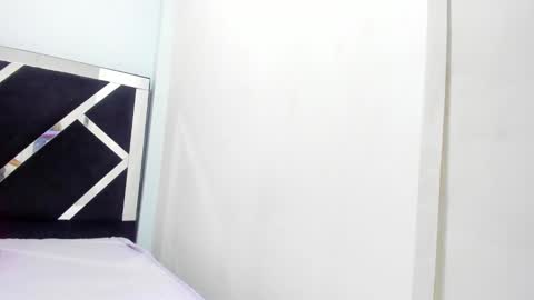 Isabella online show from November 6, 2025, 1:23 pm