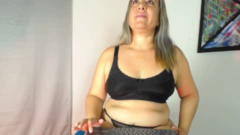 Snapshot of iivana_19 chatting on January 1, 2025, 3:14 pm Livana online show from January 1, 2025, 3:14 pm