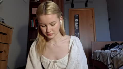 ShyLuna online show from April 3, 2026, 6:11 am