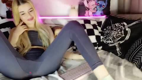 nicollee online show from February 21, 2025, 8:38 pm