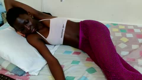 Snapshot of ines01 chatting on November 7, 2025, 10:04 am ines01 online show from November 7, 2025, 10:04 am