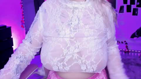 Roki online show from November 11, 2025, 6:41 pm