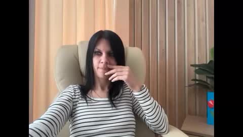 Snapshot of injaathome chatting on April 21, 2026, 12:22 pm InjaAtHome online show from April 21, 2026, 12:22 pm