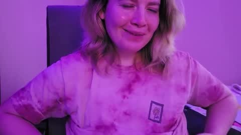 Snapshot of internetfairy_xo chatting on October 22, 2025, 2:34 am Faye online show from October 22, 2025, 2:34 am