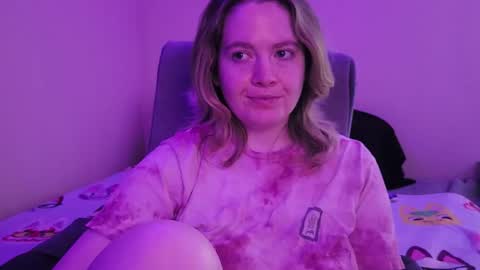 Snapshot of internetfairy_xo chatting on October 31, 2025, 6:47 am Faye online show from October 31, 2025, 6:47 am