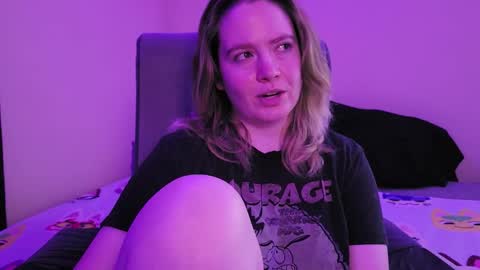 Snapshot of internetfairy_xo chatting on November 4, 2025, 7:18 am Faye online show from November 4, 2025, 7:18 am