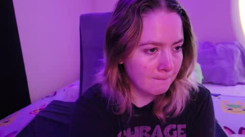 Snapshot of internetfairy_xo chatting on November 22, 2025, 5:39 am Faye online show from November 22, 2025, 5:39 am