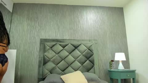 iris_mazza online show from May 26, 2026, 3:35 am