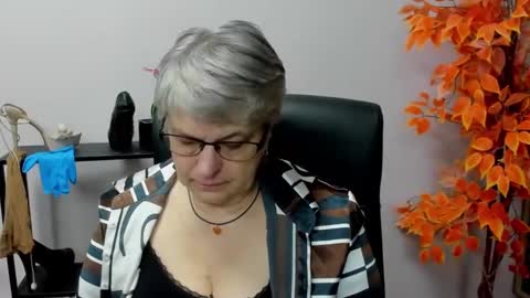 Snapshot of iris_xdesire chatting on December 11, 2024, 7:42 am I R I S online show from December 11, 2024, 7:42 am