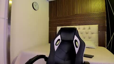 Iris Fyre  online show from June 25, 2026, 1:04 pm