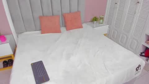 isa_vel online show from October 3, 2025, 7:44 pm