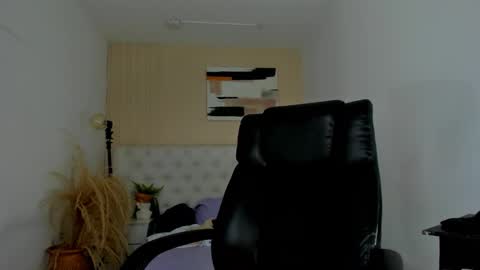 isaac_cryston online show from February 16, 2026, 10:17 pm