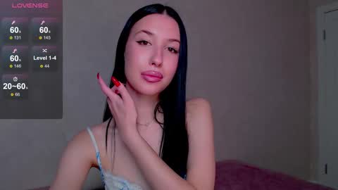 Snapshot of isabel_fontana chatting on October 4, 2025, 12:14 pm Bella online show from October 4, 2025, 12:14 pm