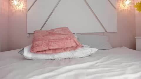 Isa  online show from April 16, 2026, 9:39 pm