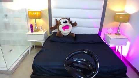 Isa Online 11pm to 5am Colombia time online show from October 12, 2025, 3:38 am