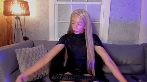 Isabella  online show from November 11, 2025, 2:22 am