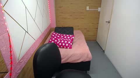 isabella_roseee online show from October 15, 2025, 8:42 pm