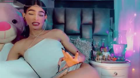 isabellagirs online show from February 15, 2026, 8:35 am