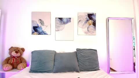 Isabella  online show from April 10, 2026, 1:27 pm