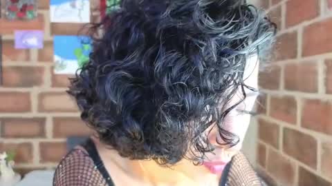Isabela Paz online show from May 22, 2026, 1:06 pm