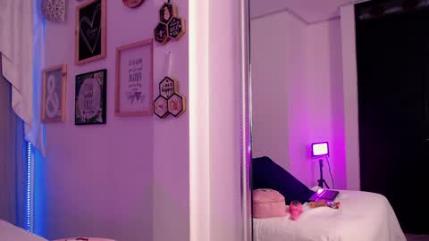 Isabelle Daza online show from March 30, 2026, 12:28 pm