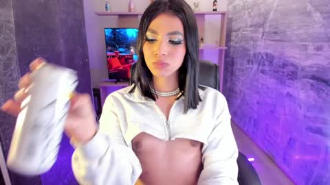 Snapshot of isabellefoxx chatting on December 21, 2024, 5:25 am Isa online show from December 21, 2024, 5:25 am