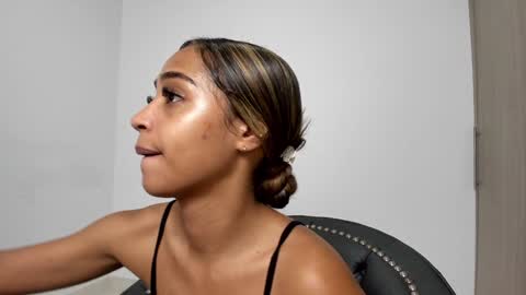 Snapshot of isapetit_ chatting on December 4, 2024, 3:15 am Isa Isabella online show from December 4, 2024, 3:15 am