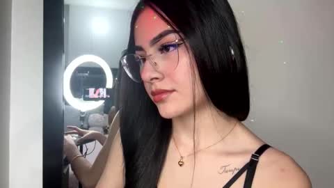 Snapshot of islacole chatting on October 24, 2025, 3:25 am Cute Isla  online show from October 24, 2025, 3:25 am