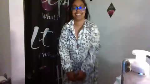 Snapshot of islothonit chatting on April 20, 2026, 10:44 pm Sharice online show from April 20, 2026, 10:44 pm