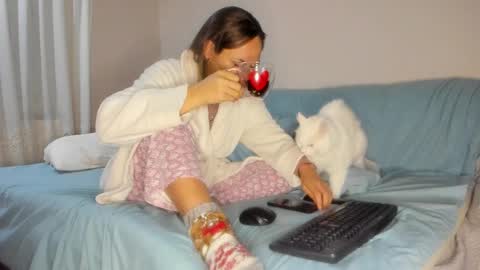 Issabelle online show from October 1, 2025, 5:35 am