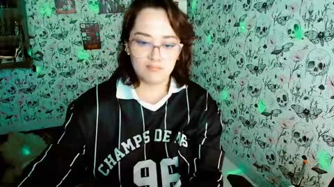 Yiz online show from May 16, 2026, 12:18 am