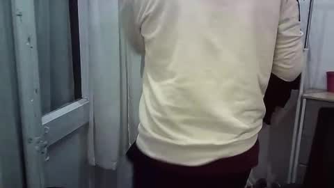 italianboybcn online show from December 19, 2025, 7:10 pm