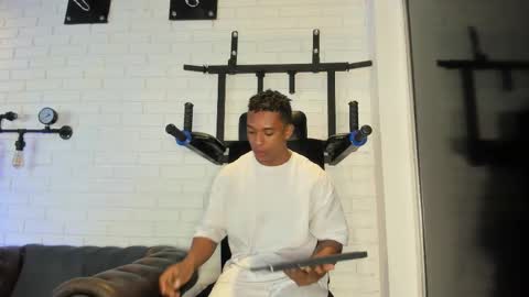 Italo Moore online show from October 7, 2025, 11:29 am