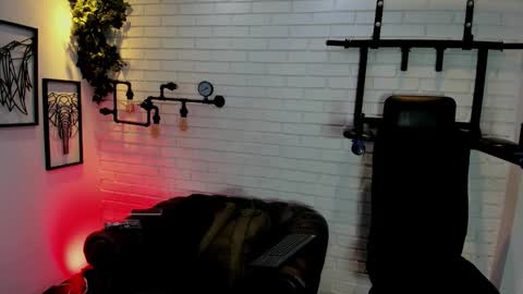 Italo Moore online show from October 20, 2025, 11:21 am