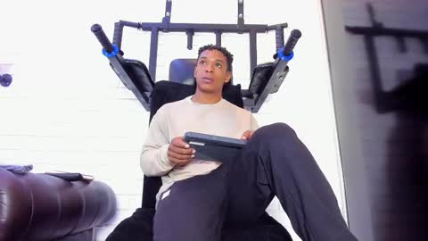 Italo Moore online show from November 10, 2025, 11:53 am