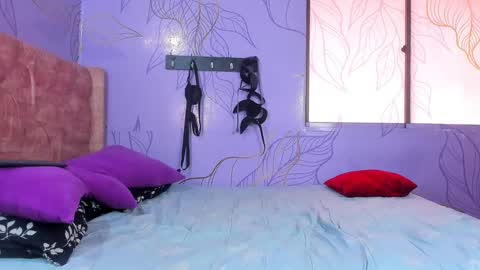 Snapshot of ithan_salvatore chatting on January 5, 2025, 1:15 pm Ithan and Friends online show from January 5, 2025, 1:15 pm