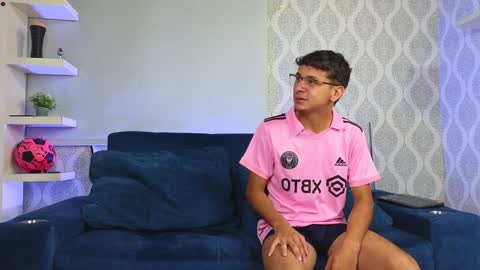 Snapshot of ithan_salvatore chatting on January 8, 2025, 1:31 pm Ithan and Friends online show from January 8, 2025, 1:31 pm