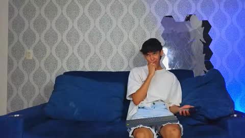 Snapshot of ithan_salvatore chatting on March 5, 2025, 1:17 pm Ithan and Friends online show from March 5, 2025, 1:17 pm