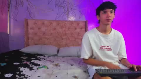 Snapshot of ithan_salvatore chatting on March 12, 2025, 1:08 pm Ithan and Friends online show from March 12, 2025, 1:08 pm