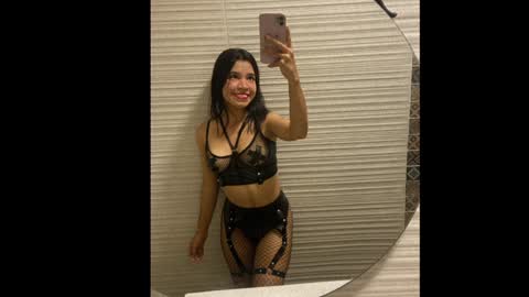 Snapshot of its_lola chatting on January 8, 2025, 2:35 pm online show from January 8, 2025, 2:35 pm