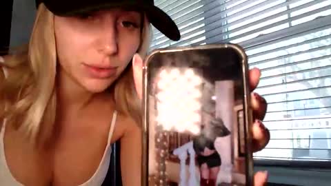 Snapshot of itsmealexisrae chatting on November 24, 2025, 6:18 pm Alexis Rae online show from November 24, 2025, 6:18 pm