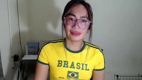 itsurgil_kloeh online show from December 19, 2025, 7:10 pm