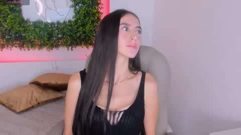 Snapshot of itzel_geneva chatting on February 4, 2026, 12:11 pm Itzel online show from February 4, 2026, 12:11 pm