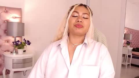 IvonnyBon online show from February 11, 2026, 4:17 am