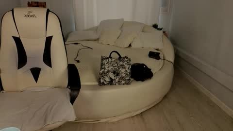 IVY - Follow me 3 online show from October 29, 2025, 9:33 am