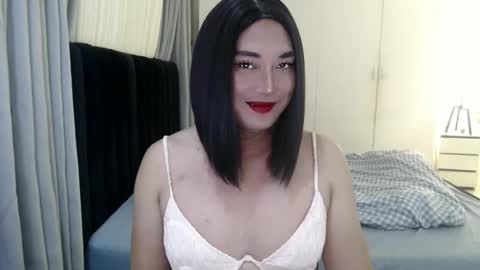 iya_hermosa online show from April 8, 2026, 12:49 pm