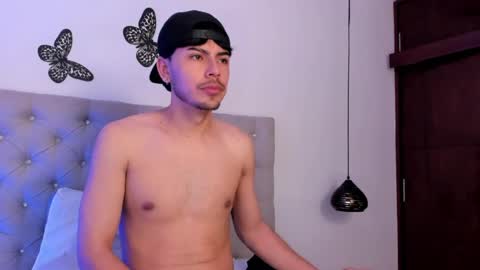 izack_01 online show from April 16, 2026, 2:29 pm